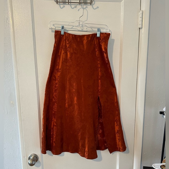 Floral midi slip skirt with side slit. - Picture 7 of 7